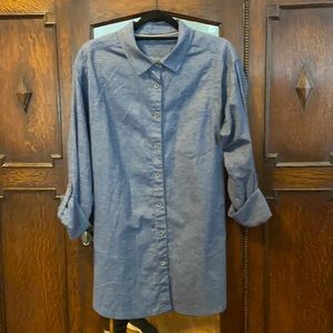 Great denim shirt/tunic, pockets, roll up sleeves. Quality and versatile.